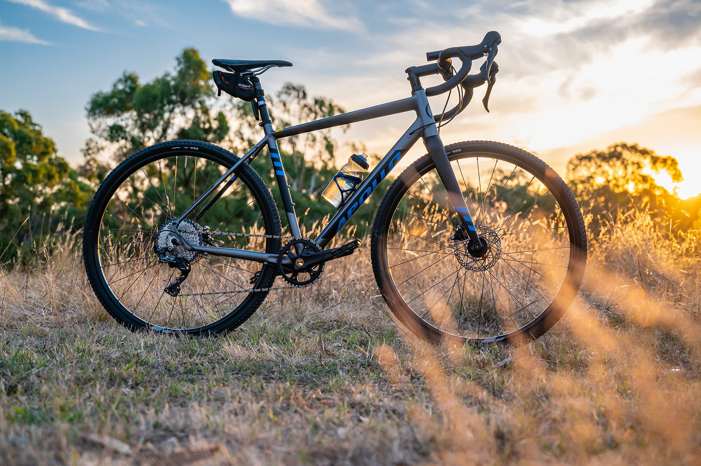 Apollo Scout 21X - Gravel Bike (Matte Charcoal / Black / Blue)