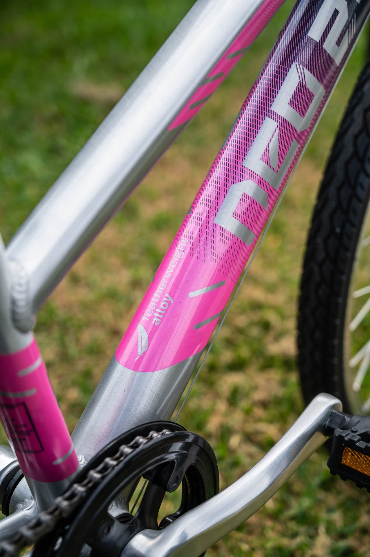 Neo+ 24 7s Girl's Bike (Brushed Alloy / Charcoal, Pink Fade)